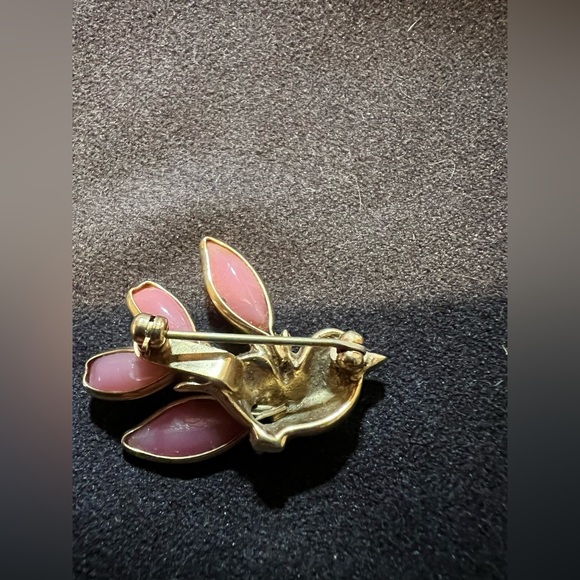 Vintage Trifari Petalettes bird brooch with pink glass wings Alfred Philippe. - Picture 2 of 4